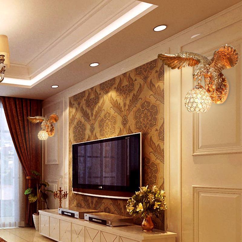 Aplique de pared contemporáneo y creativo de resina con águilas y pantalla de cristal de 1 luz para sala de estar y dormitorio 