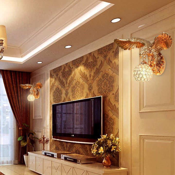 Aplique de pared contemporáneo y creativo de resina con águilas y pantalla de cristal de 1 luz para sala de estar y dormitorio 
