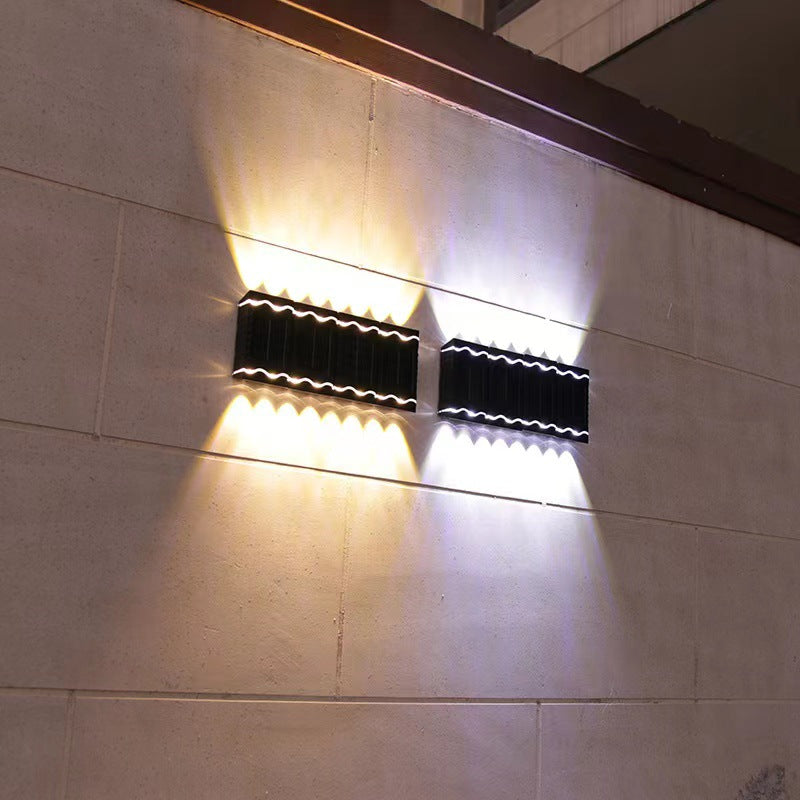 ضوء حائط خارجي مقاوم للماء مصنوع من البلاستيك LED شمسي بتصميم عصري بسيط 