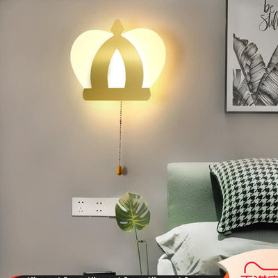 Moderne minimalistische LED-Wandleuchte aus Acryl mit goldener Krone