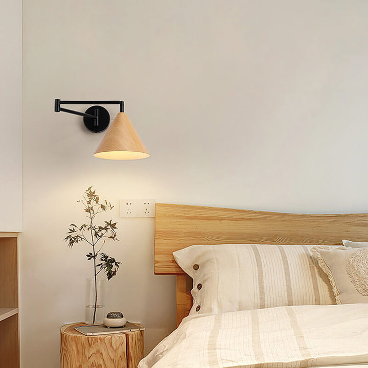 Moderne nordische 1-flammige Wandleuchte mit schwenkbarem Arm aus Eisen in Holzoptik in Kegelform fürs Schlafzimmer 
