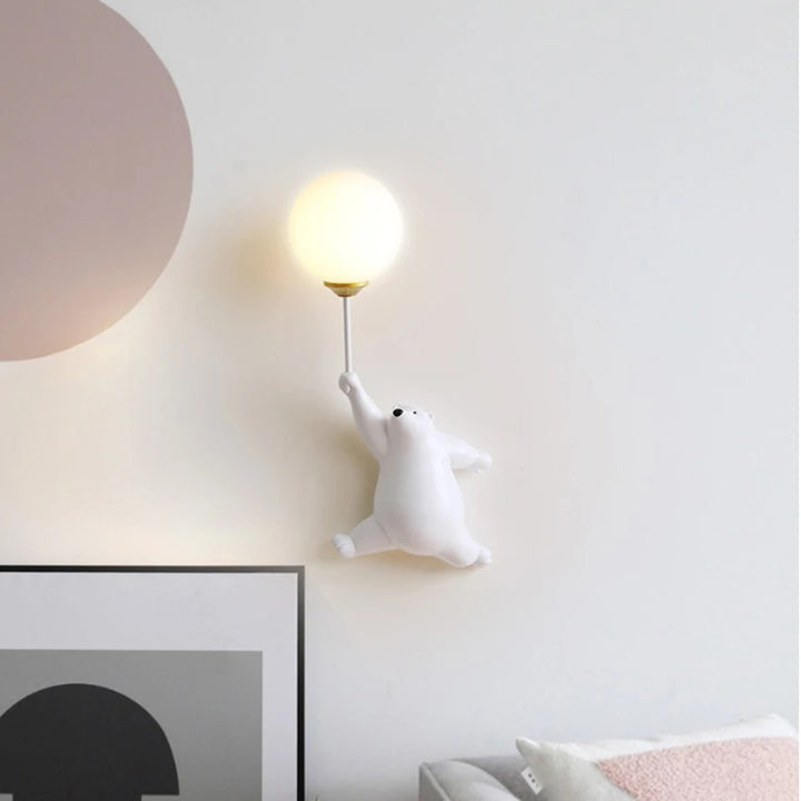 Moderne kreative 1-flammige Wandleuchte aus Kunstharz und Acryl in Bärenform fürs Schlafzimmer 