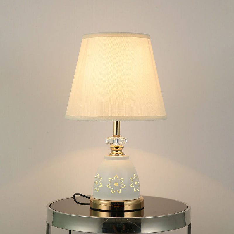 Moderne minimalistische Tischlampe aus Stoff mit einfarbiger Hardware und 1 Licht 