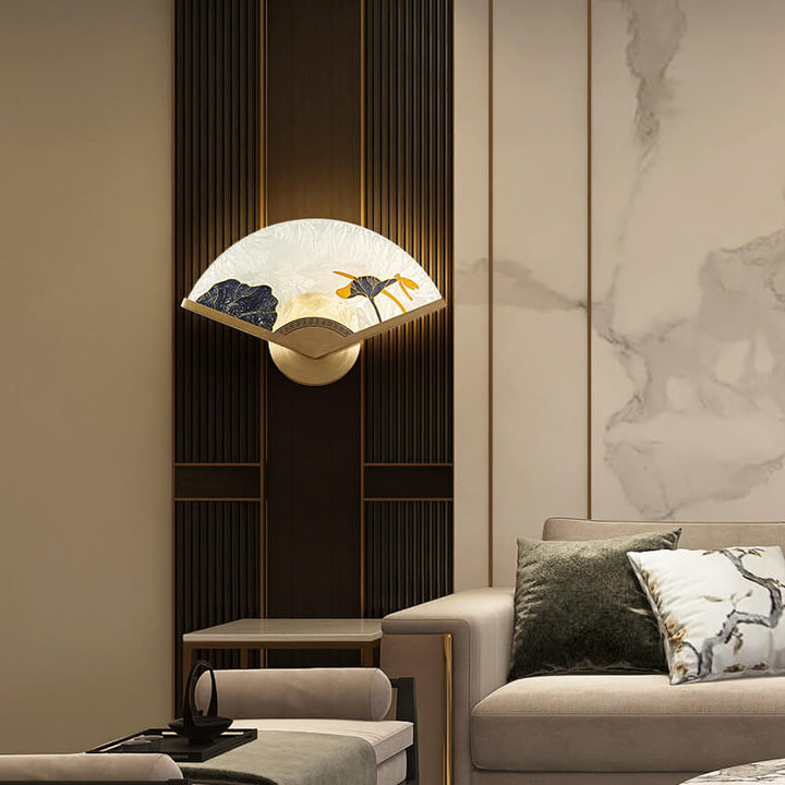 Moderne chinesische Glas-Faltfächer-förmige Messing-LED-Wandleuchte 