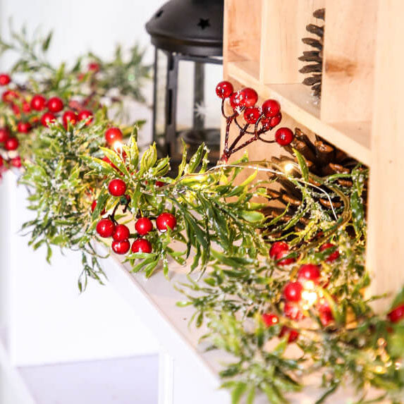 Guirlande lumineuse décorative à piles avec LED, fil de cuivre, aiguilles de pin, fruits rouges de Noël 