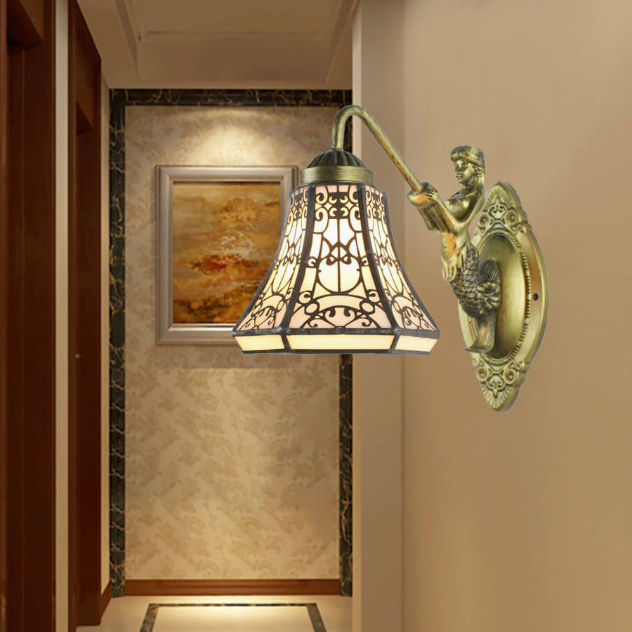 Vintage Tiffany Mediterrane Wandlampe mit einem konischen Buntglas-Licht 