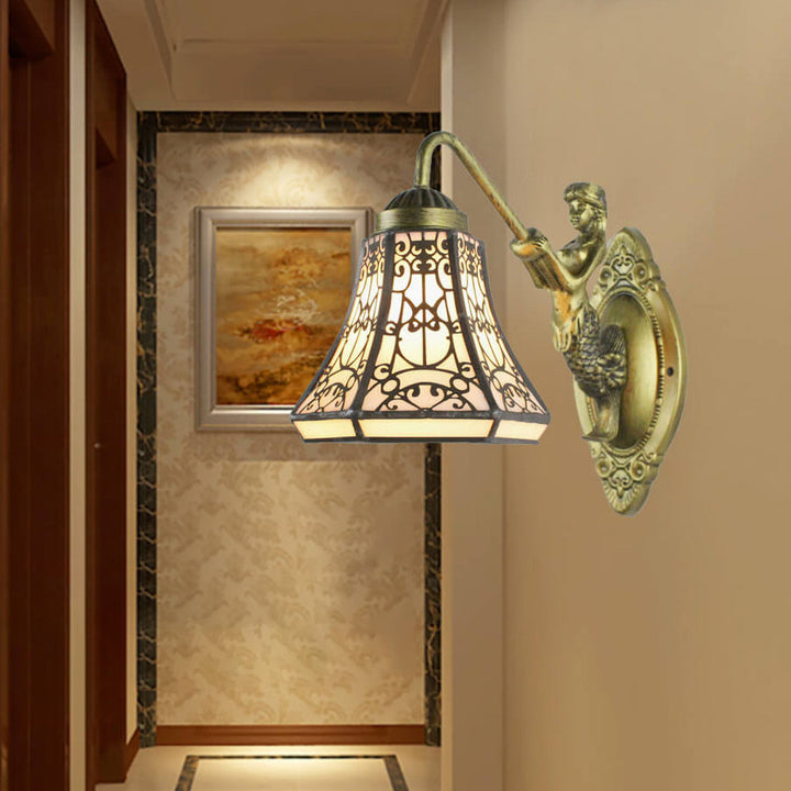 Vintage Tiffany Mediterrane Wandlampe mit einem konischen Buntglas-Licht 