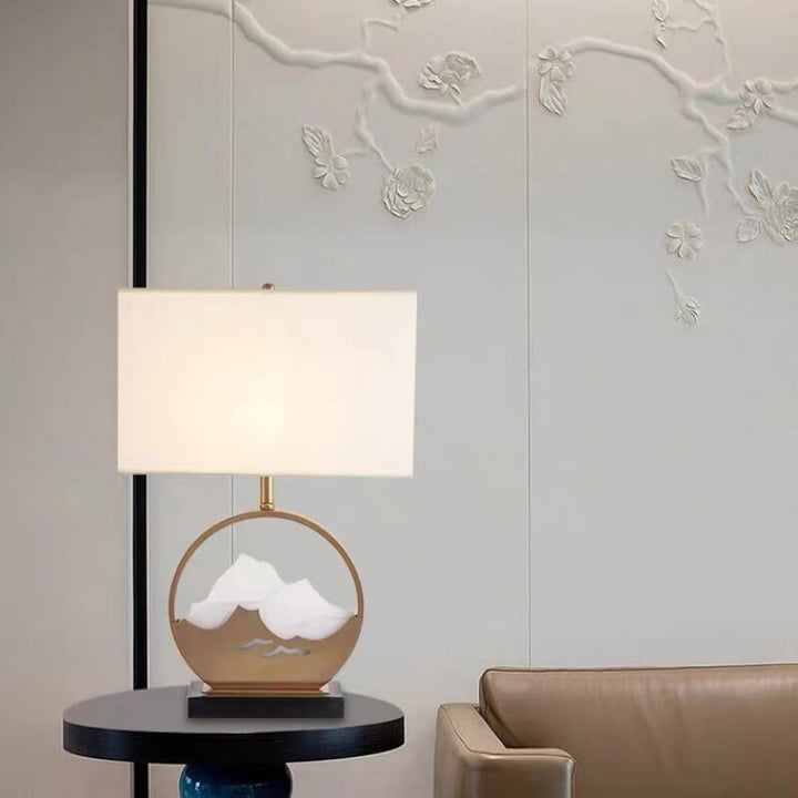 Chinesische moderne rechteckige runde Metallstoff 1-Licht Tischlampe 