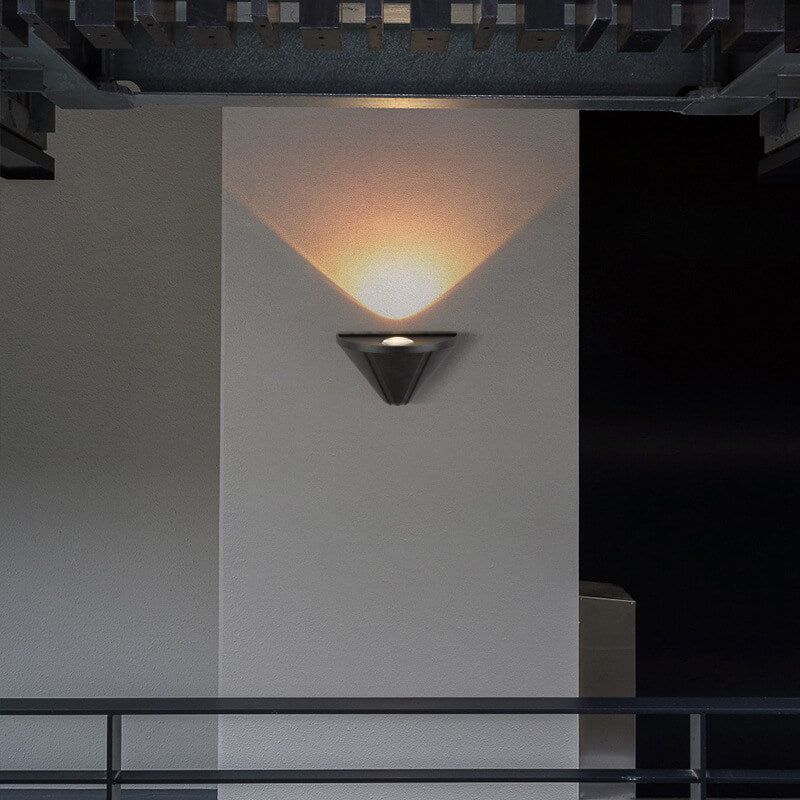 Lámpara de aplique de pared exterior LED moderna minimalista en forma de cono triangular impermeable de aluminio con lente esmerilada 