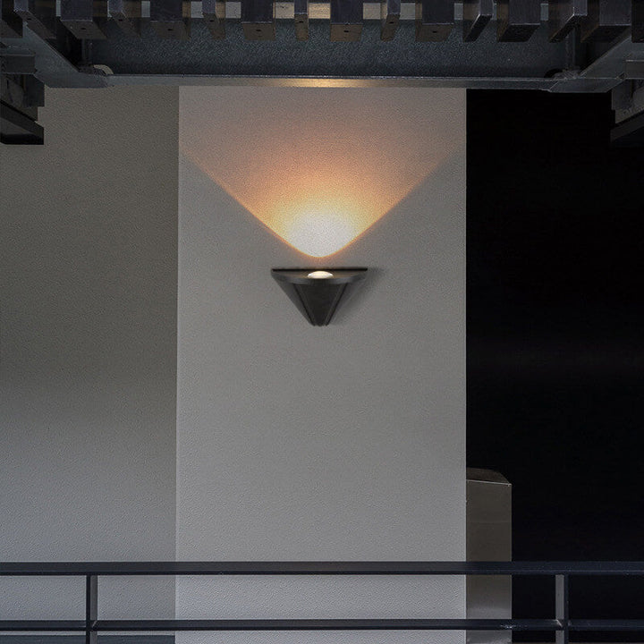 Lámpara de aplique de pared exterior LED moderna minimalista en forma de cono triangular impermeable de aluminio con lente esmerilada 