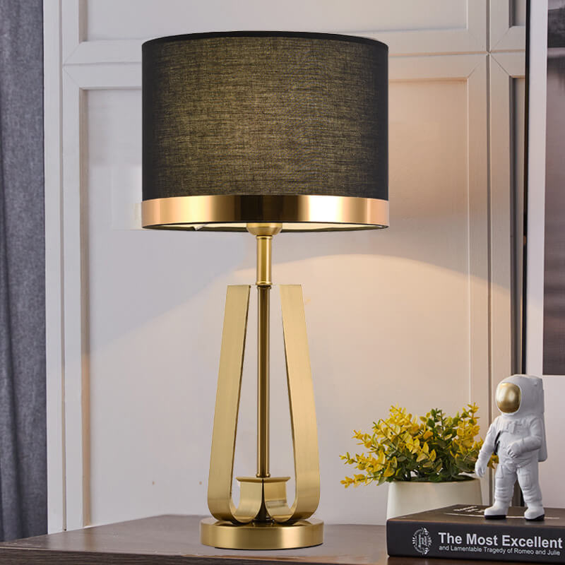 Moderne Luxus-Tischlampe mit schwarzem Stoff, goldener geometrischer Basis und 1 Leuchte