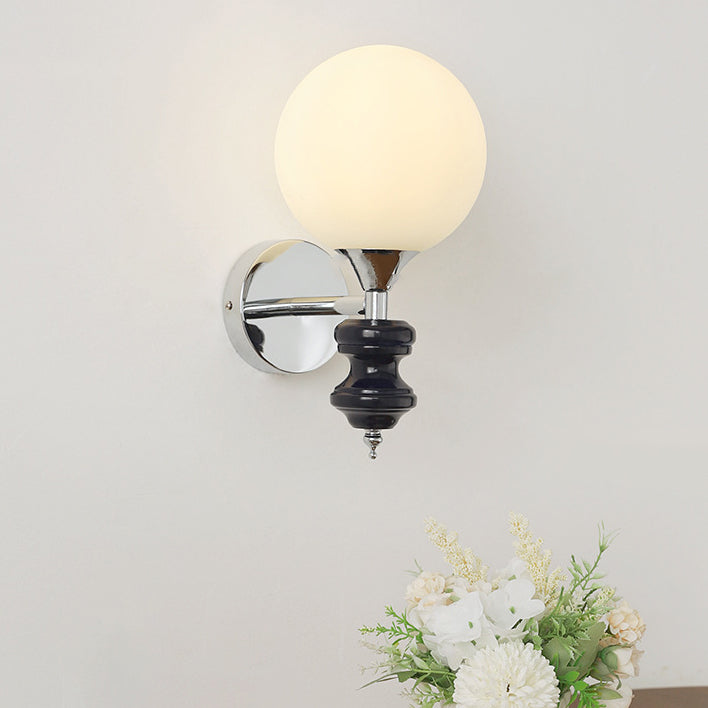 Französische Vintage-Glaskugel Blau Chrom 1-Licht Wandleuchte 