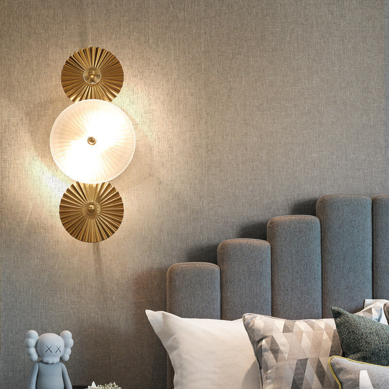 Moderna lámpara de aplique de pared de 2 luces con pantalla de vidrio de disco y herrajes plisados de lujo para dormitorio 