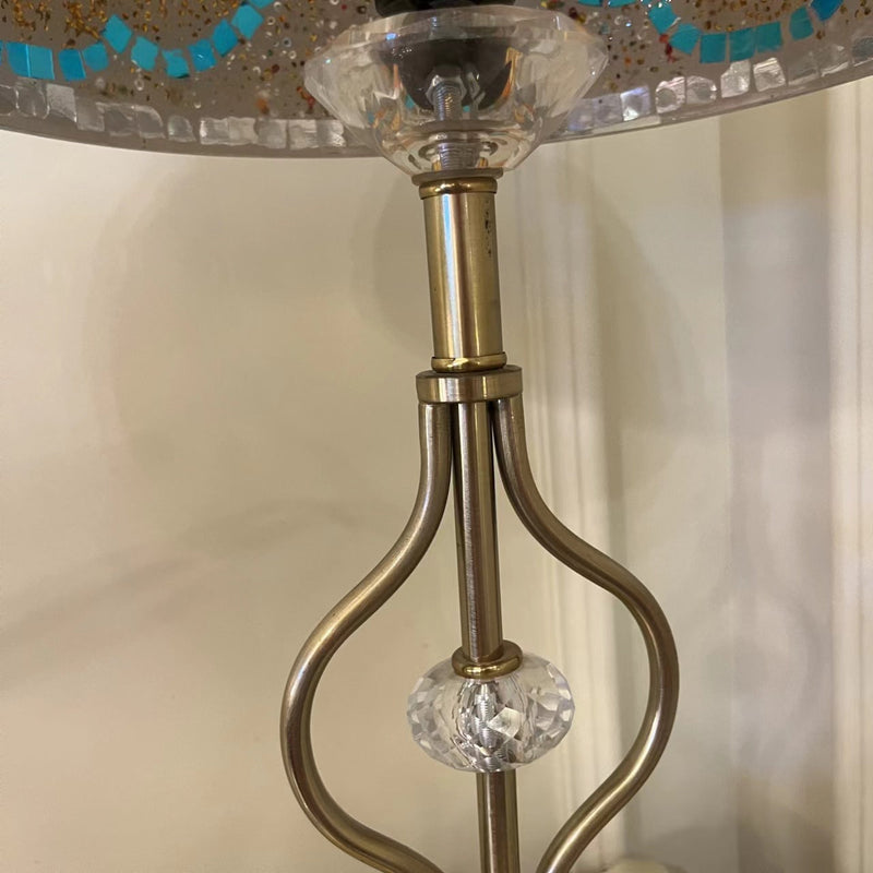 Lámpara de mesa contemporánea costera de hierro con vidrio de colores de media luna con 2 luces para dormitorio 
