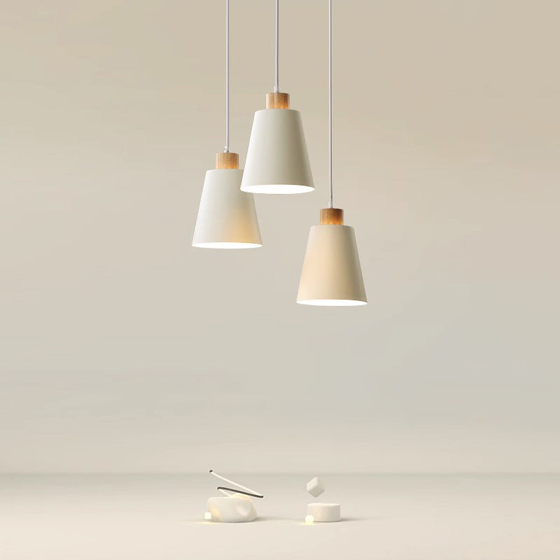 Zeitgenössischer skandinavischer runder trapezförmiger Vogel-Holz-Eisen-1/3-Licht-Insel-Licht-Kronleuchter für Esszimmer 