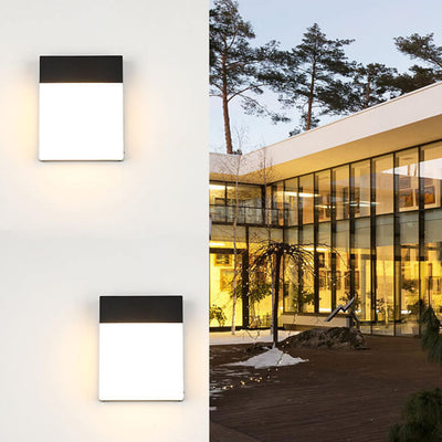 Einfache quadratische LED-Wandleuchte aus mattiertem Aluminium im Freien