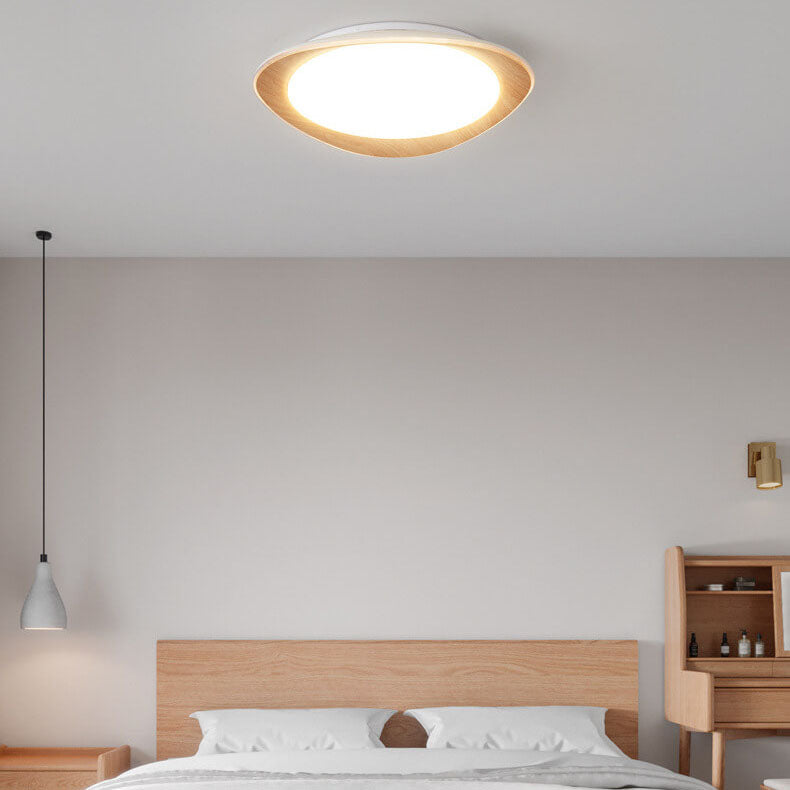 Moderne, minimalistische LED-Deckenleuchte mit Holzmaserung und Kieselsteinen 