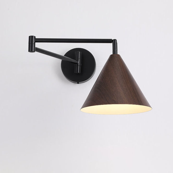 Moderne nordische 1-flammige Wandleuchte mit schwenkbarem Arm aus Eisen in Holzoptik in Kegelform fürs Schlafzimmer 