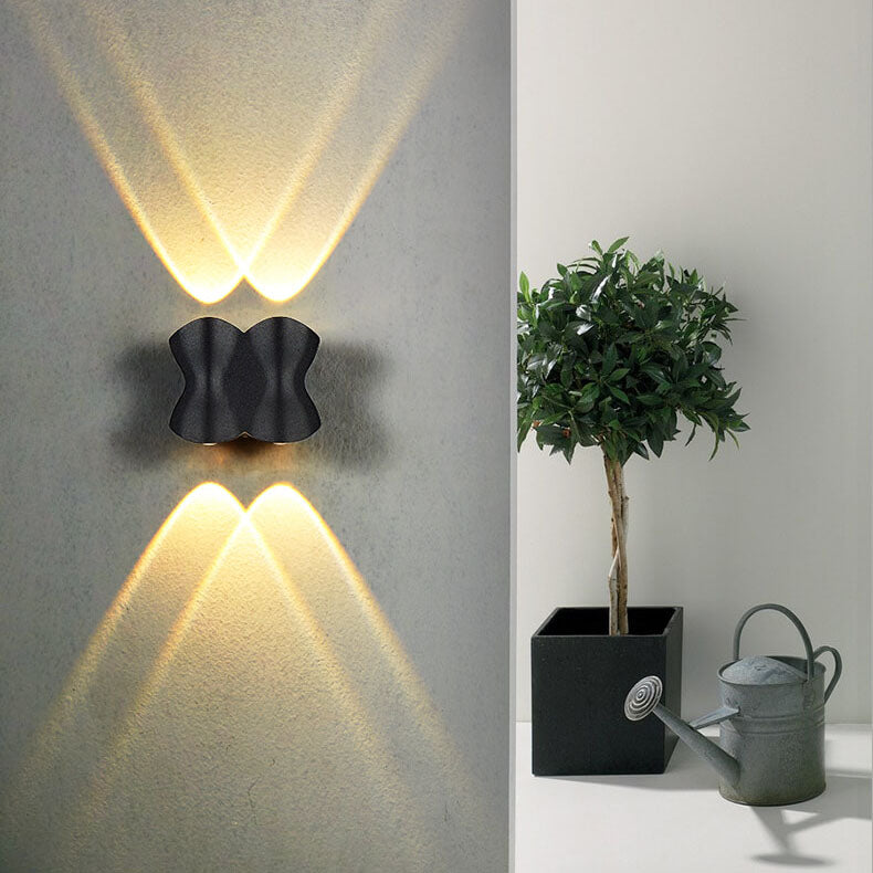 مصباح حائط LED مقاوم للماء في الهواء الطلق مصنوع من الألمنيوم والأكريليك بتصميم عمود عصري 