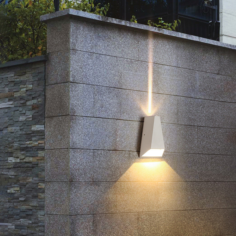 Moderne minimalistische Säulen-Aluminium-LED-Außen-Wandleuchte wasserdicht für die Außenpatio 