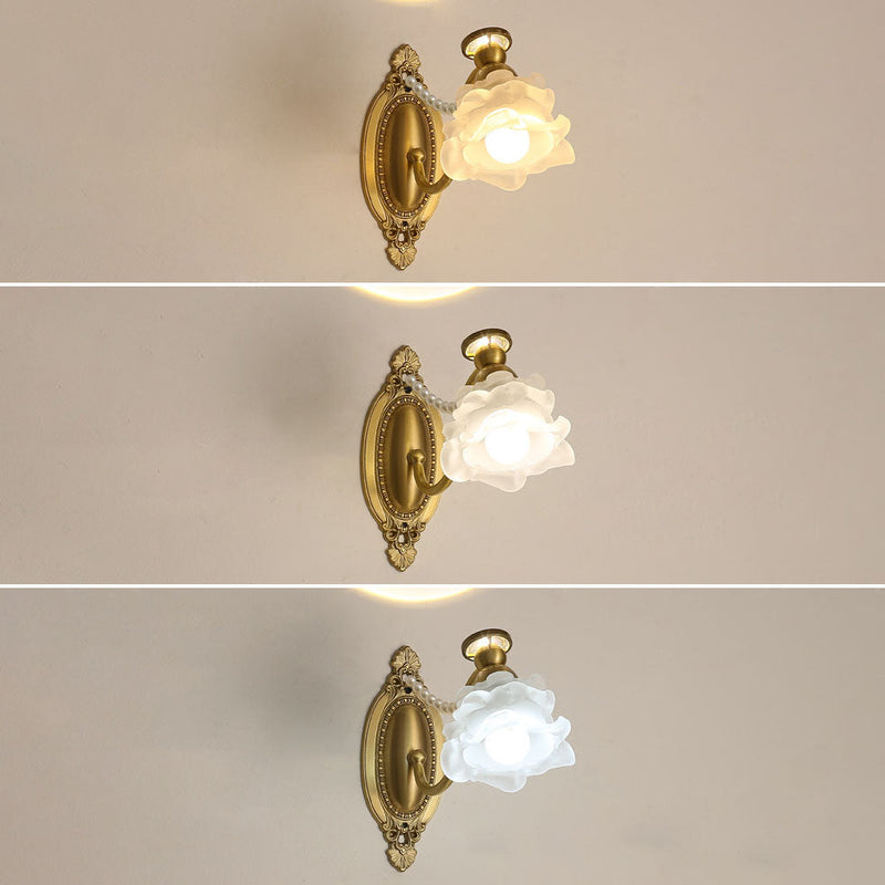 Traditionelle französische florale Messing-Glas-Wandleuchte mit 1 Licht für das Schlafzimmer 