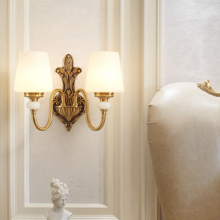 Traditionelle europäische Wandleuchte mit Jadeglas, Messing und konischem Schirm, 1/2-flammig, für das Schlafzimmer 