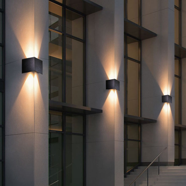 Moderne minimalistische quadratische flache geometrische LED-Wandleuchte aus Solar-Edelstahl für den Außenbereich 