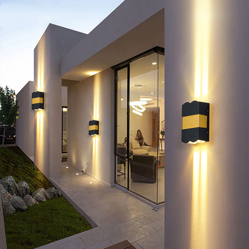 مصباح حائط خارجي مقاوم للماء بتصميم مستطيل حديث من الألومنيوم والزجاج مع إضاءة LED 