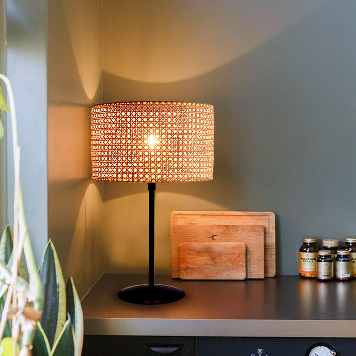 Traditionelle rustikale Rattan-Weberei Zylinder 1-Licht Tischlampe für das Heimbüro 