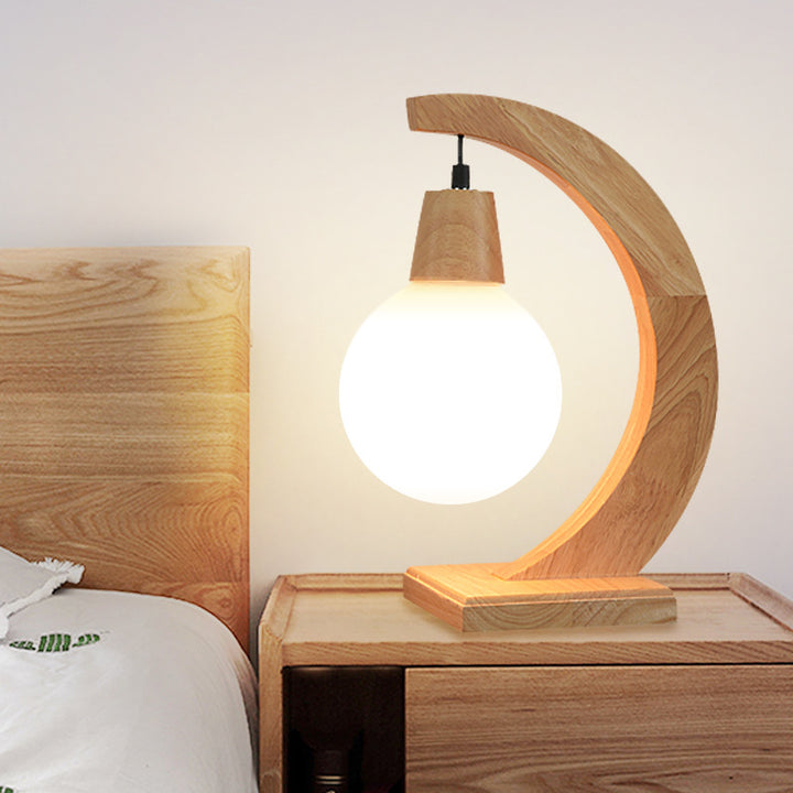 Moderne nordische Tischlampe aus Massivholz und Metall mit gebogener Form und Glaskugel, 1-flammig, für Wohnzimmer & Schlafzimmer 