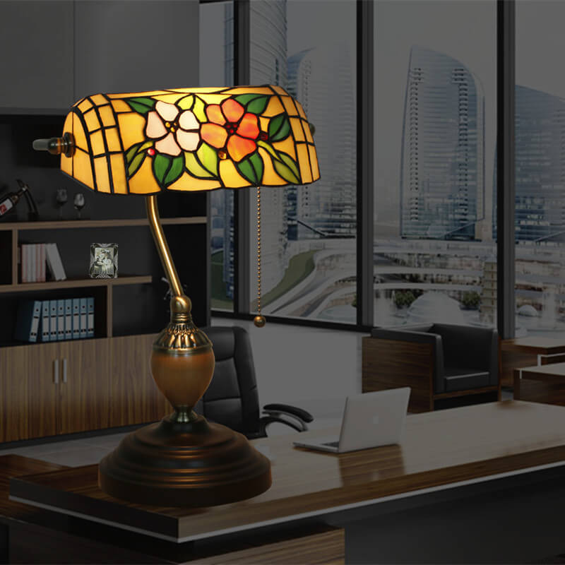 Europäische Tiffany-Blumen-Glas 1-Licht Banker Tischlampe 