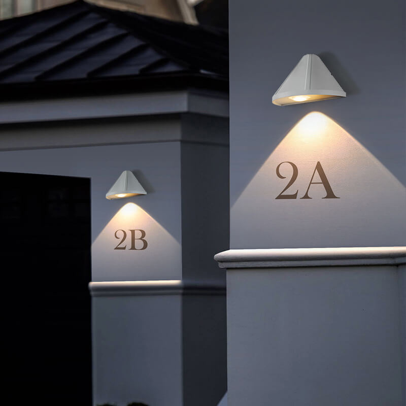 Lámpara de aplique de pared exterior LED moderna minimalista en forma de cono triangular impermeable de aluminio con lente esmerilada 