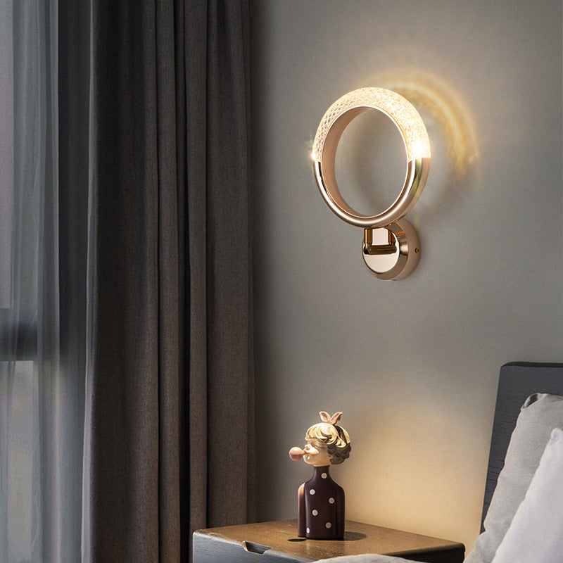 Lámpara de pared LED con pantalla de acrílico y anillo de hierro en oro rosa de lujo moderno para dormitorio 