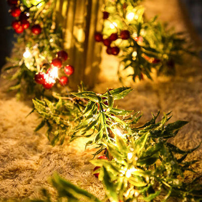 Guirlande lumineuse décorative à piles avec LED, fil de cuivre, aiguilles de pin, fruits rouges de Noël 