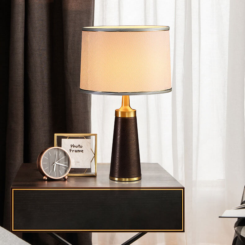 Lampe de table moderne avec abat-jour cylindrique en tissu de style transitionnel et base en cuir à 1 ampoule pour étude 