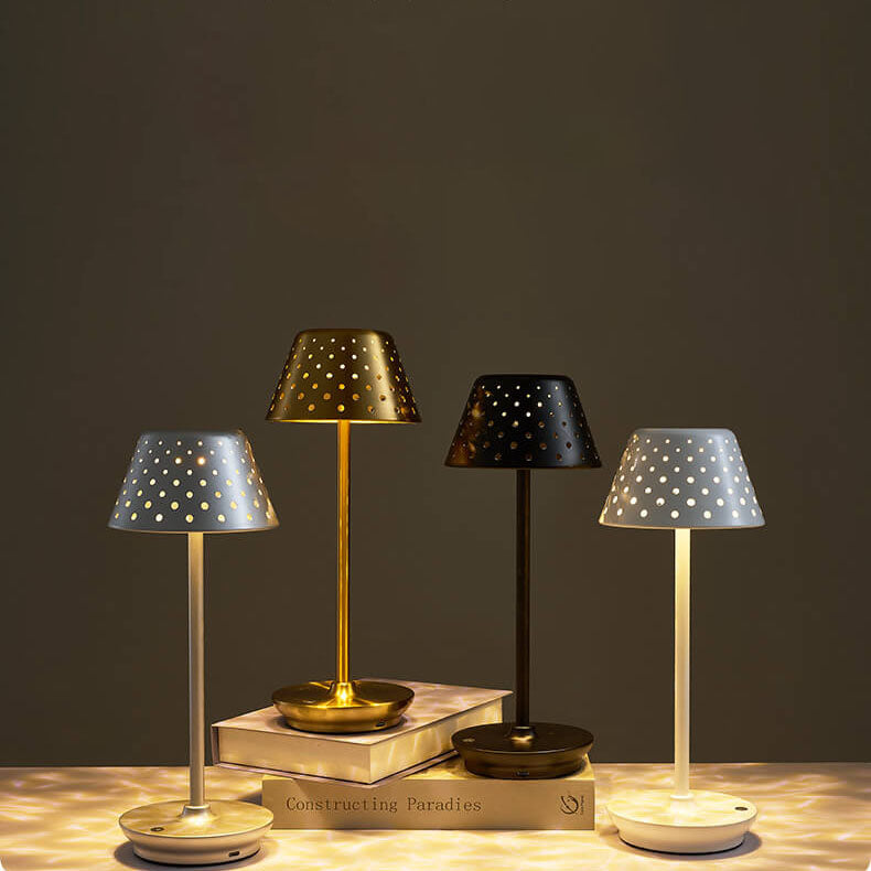 Lampe de table LED alimentée par USB en fer forgé perforé minimaliste moderne 