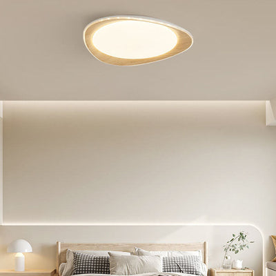 Moderne, minimalistische LED-Deckenleuchte mit Holzmaserung und Kieselsteinen 