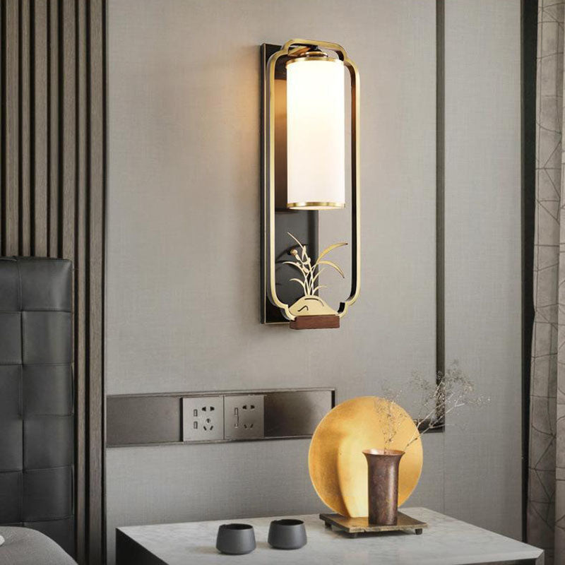 Traditionelle chinesische geschnitzte Kupferrahmen-Milchglas-Zylinder-Schirm 1-Licht-Wandleuchte für Wohnzimmer 