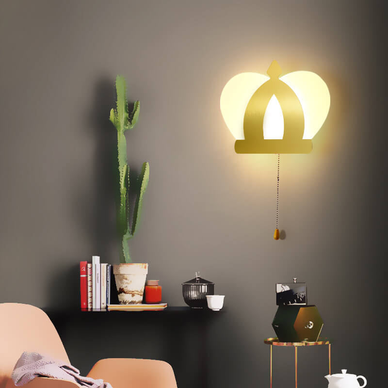 Moderne minimalistische LED-Wandleuchte aus Acryl mit goldener Krone