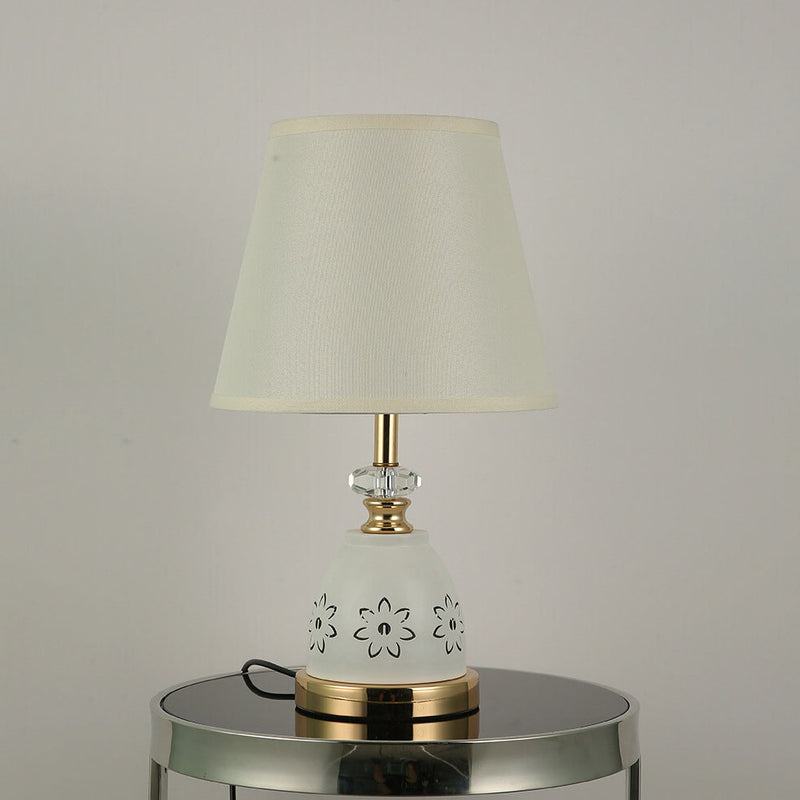 Moderne minimalistische Tischlampe aus Stoff mit einfarbiger Hardware und 1 Licht 
