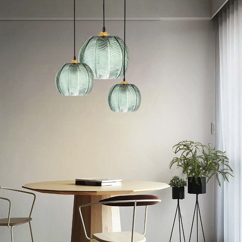 Luminaire suspendu à 1 lumière avec abat-jour en boule de verre à motifs de feuilles vertes de simplicité contemporaine pour le salon 