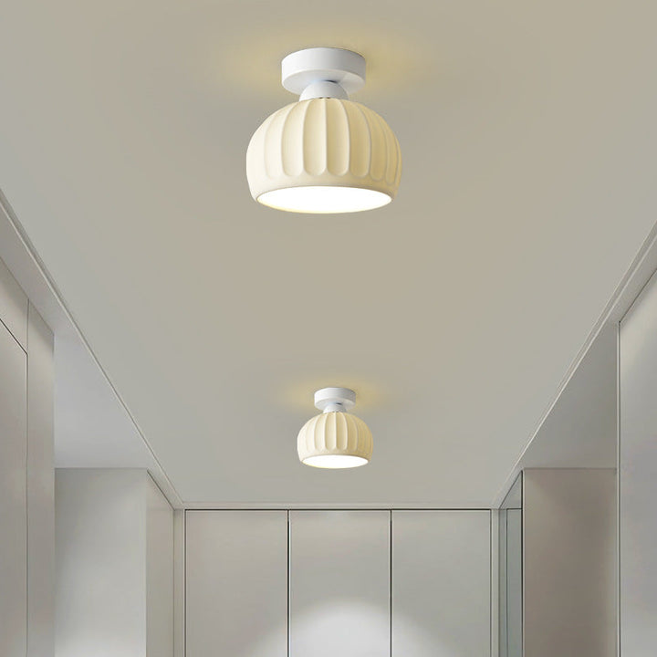 Moderne minimalistische halbhohe Deckenleuchte mit 1 Flamme aus strukturiertem Eisen und Keramik in Kegel- und Rundform für das Wohnzimmer 