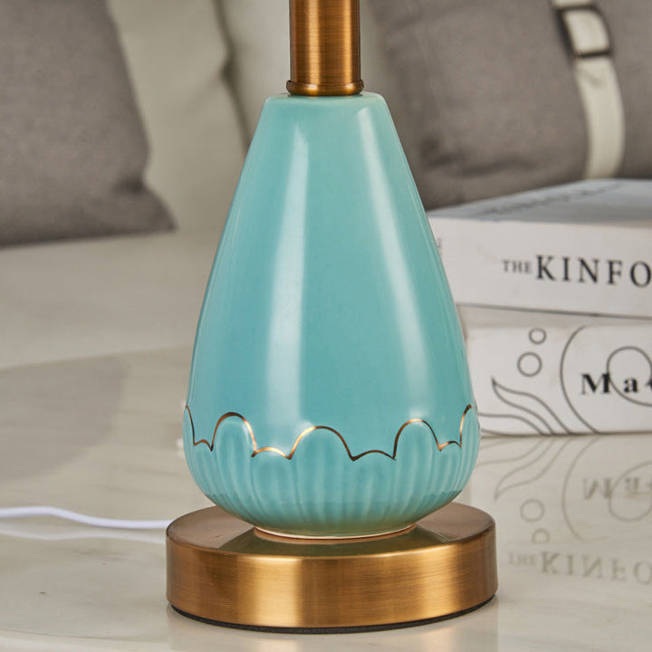 Traditionelle 1-flammige Tischlampe mit konischem Stoffschirm, Metallgestell und Keramiksockel für Wohnzimmer &amp; Schlafzimmer 