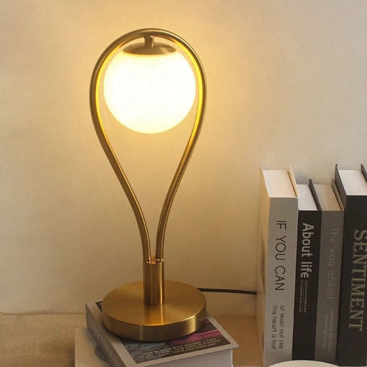Zeitgenössische kreative Schlägerform Eisen Kupfer Glas 1-Licht Tischlampe für das Schlafzimmer 