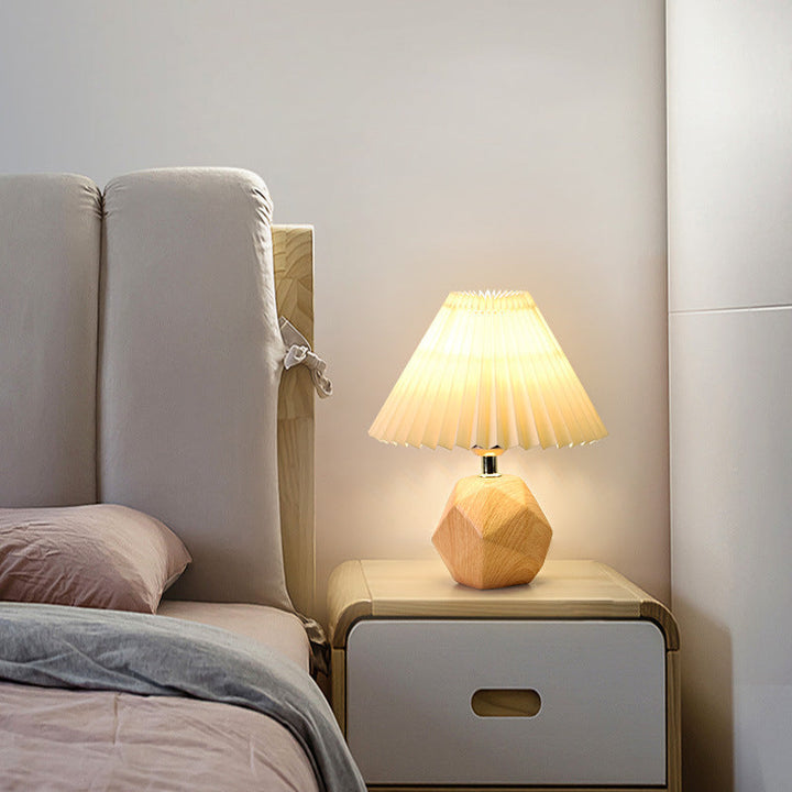 Zeitgenössische kreative plissierte Stoffschirm-Imitationssteinbasis 1-Licht-Tischlampe für Schlafzimmer
