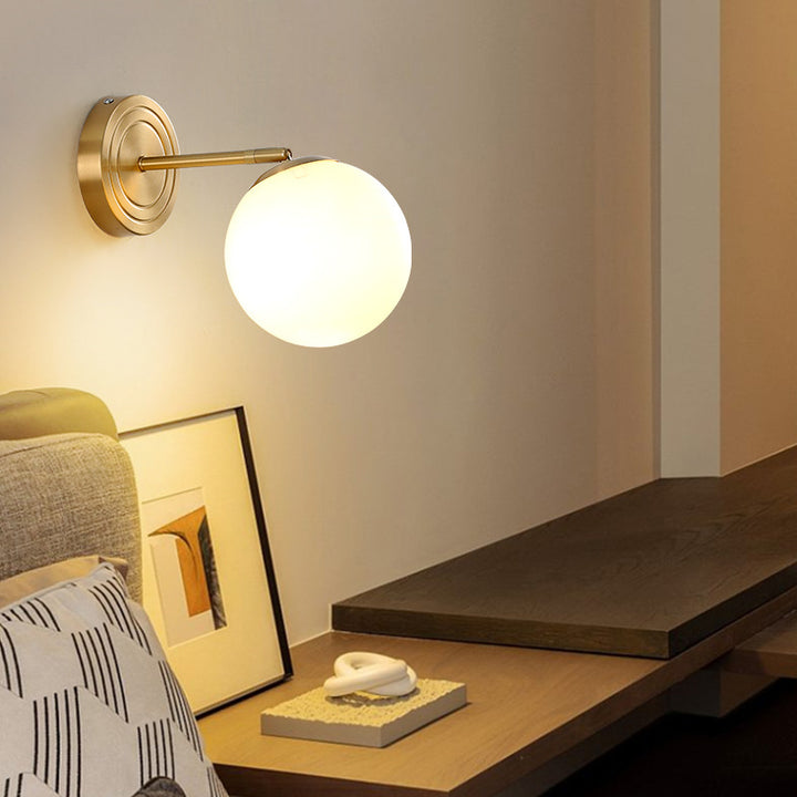 Aplique de pared de 1 luz con esfera de vidrio de lujo moderno y base de cobre para dormitorio 