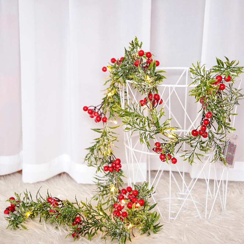 Guirlande lumineuse décorative à piles avec LED, fil de cuivre, aiguilles de pin, fruits rouges de Noël 