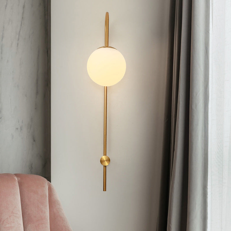Moderne nordische Wandleuchte aus Eisen und Glas mit runder Kugel, langem Arm und 1 Flamme für Wohnzimmer &amp; Schlafzimmer 