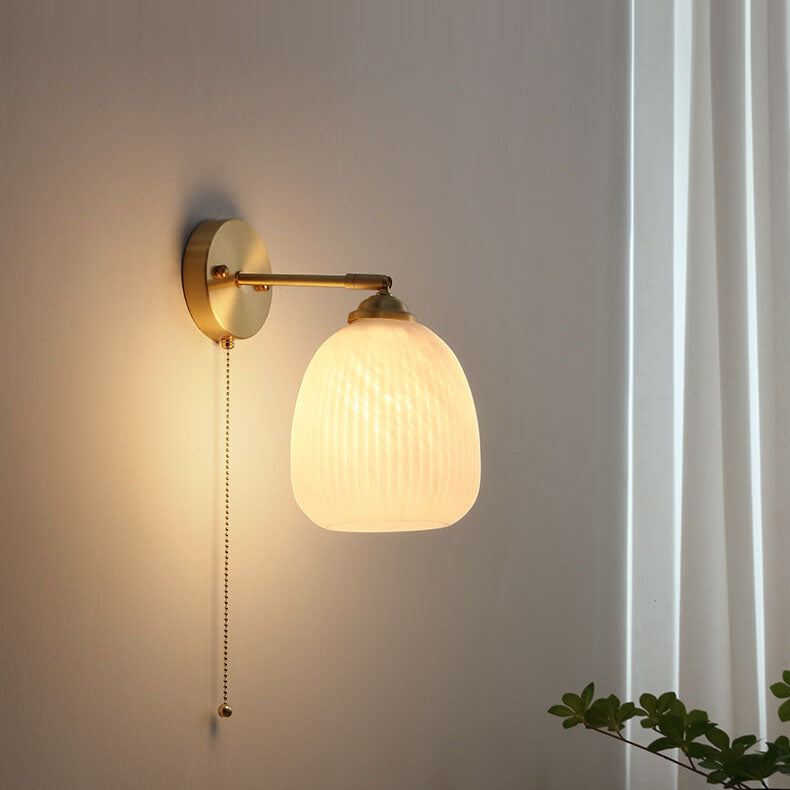 Zeitgenössische nordische Wandlampe mit Zugschalter, 1-flammig, aus weiß gestreiftem Glas und Messing, für das Schlafzimmer 