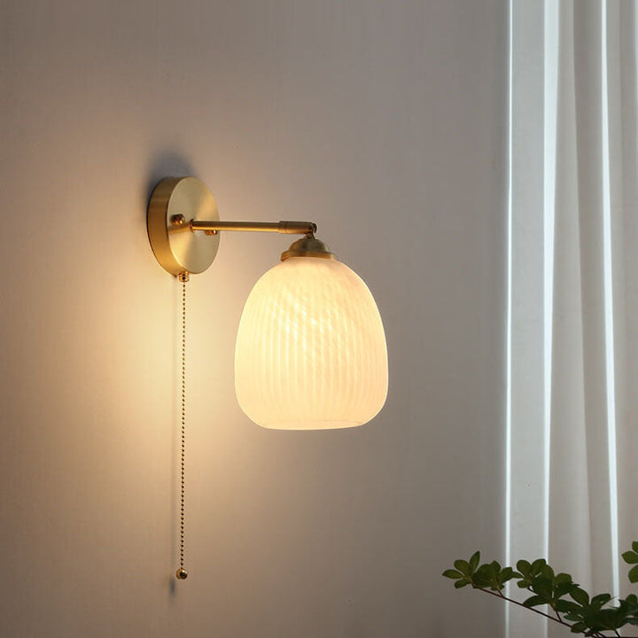 Zeitgenössische nordische Wandlampe mit Zugschalter, 1-flammig, aus weiß gestreiftem Glas und Messing, für das Schlafzimmer 